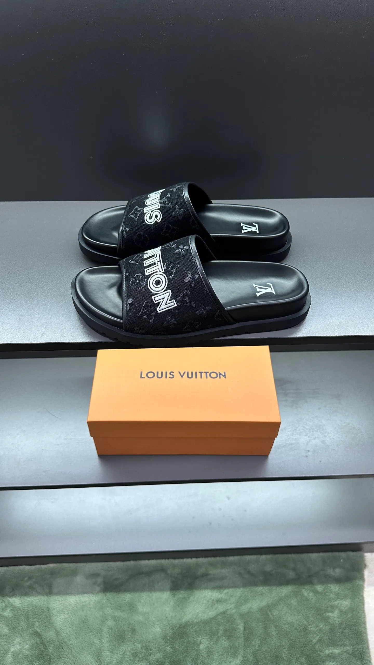 [L Home] P: 300💰Size: 38-45 Top purchasing lv men's summer slippers, classic presbyopia with soft real leather lining, unique color splicing effect, distinctive personality, fashionable and trendy essential style, light and comfortable. Lightweight and tough rubber insole, micro ridged foam outsole, super comfortable!
